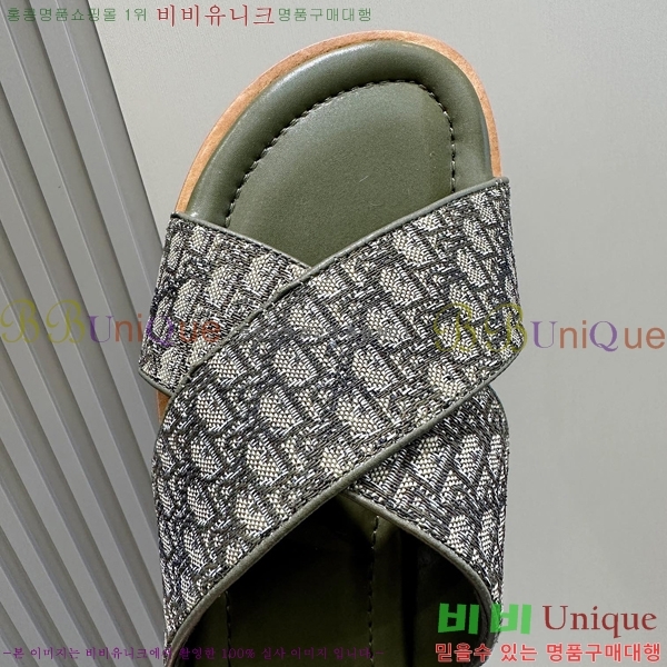   / D945672-4