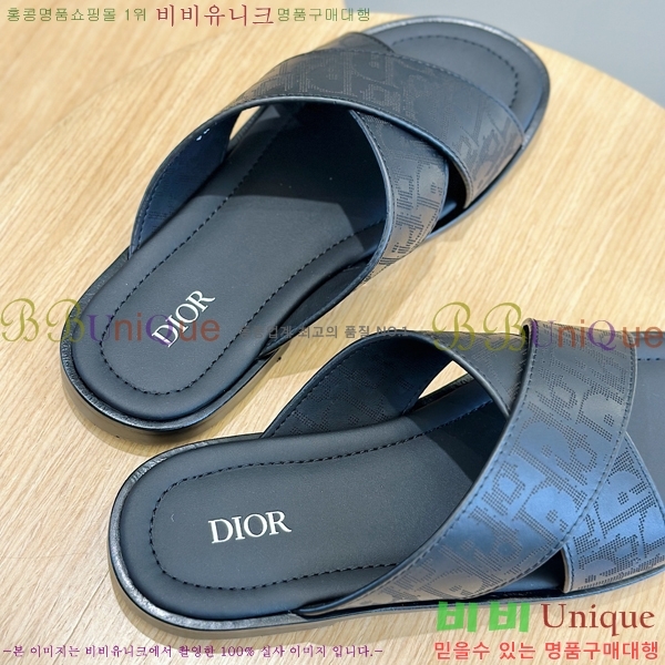   / D945673-4